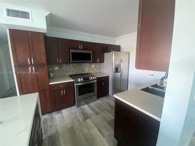 Foto del edificio - 800 NE 195th St