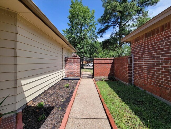 Building Photo - 7122 River Garden Dr