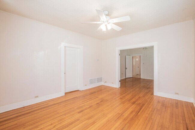 Building Photo - 2 Bed 1 Bath with Hardwood Floors and Natu...