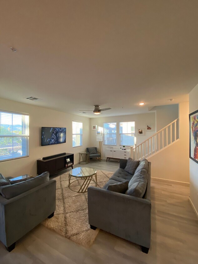 Foto principal - 2344 E Huntington Dr