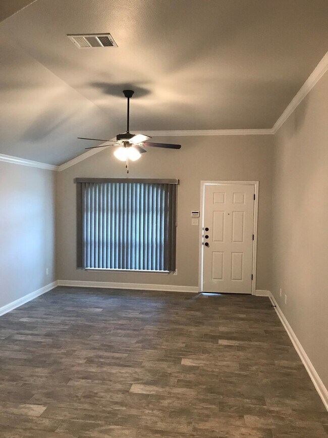 Foto del edificio - 2 bed/2 bath duplex text 201-231-7228 for info