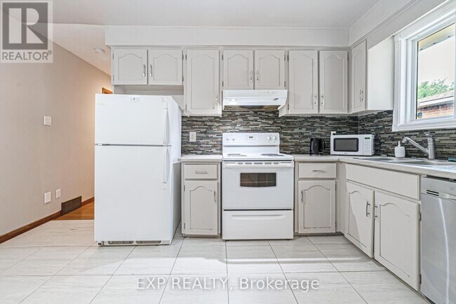 Building Photo - 115 Scenic Wood Crescent