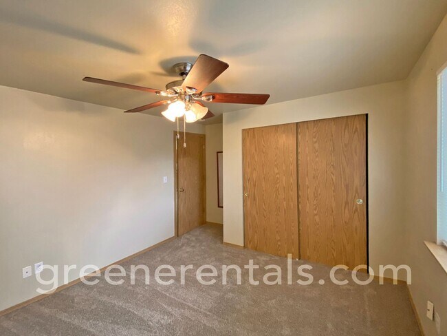 Foto del edificio - Updated 2BD/1BA Duplex in Desirable Yelm N...