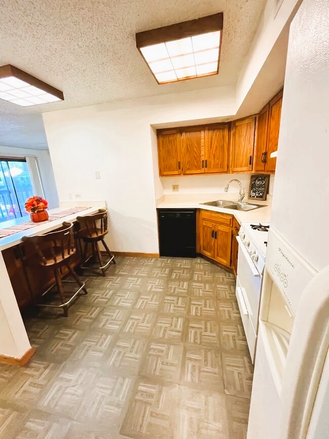 Cocina con barra de desayuno - 884 N Prairie Ave