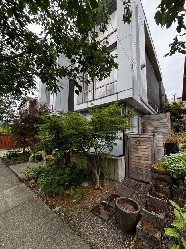 Foto del edificio - Modern Tri-Story in the heart of Capitol Hill