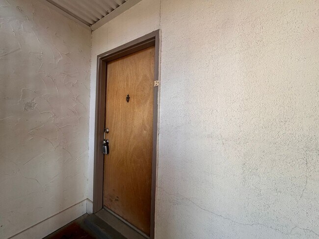 Building Photo - $0 DEPOSIT OPTION, CHARMING 1-BEDROOM COND...