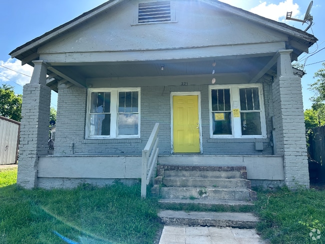Building Photo - 221 Linden Ave