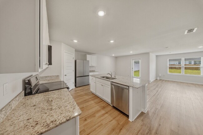 Foto del edificio - Huge 4 bedroom 2 bathroom home in Southwood