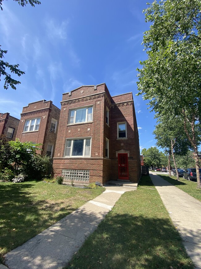 Building Photo - 1656 N Luna Ave