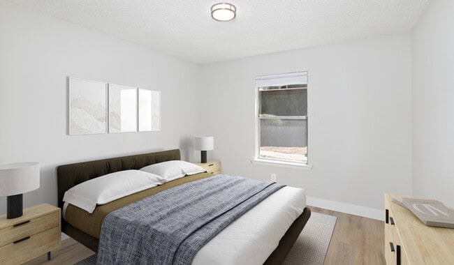 Disfrute de baños recientemente renovados con un armario de almacenamiento. - Creekside