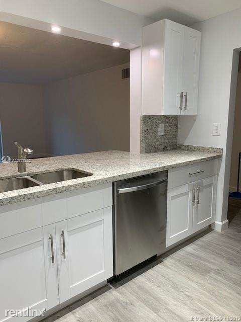 Building Photo - 2 br, 2 bath Apartment - 9611 SW 77 Ave 302-A