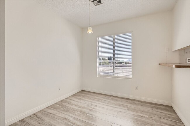 Foto del edificio - Stunning Recently Updated, 2 Bedroom Unit!  ** MOVE-IN SPECIAL!! HALF OFF FIRST MONTH'S RENT!! **