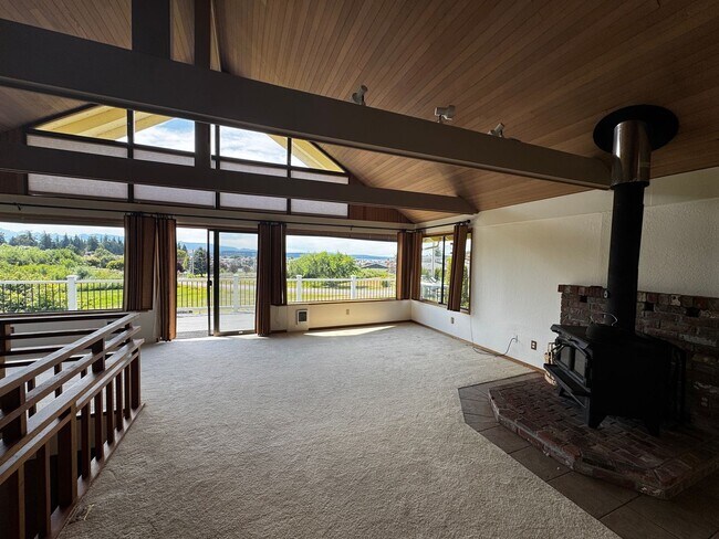 Foto del edificio - Hansville Home with Water Views