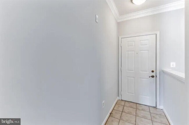 Entrada - 4852 Eisenhower Ave