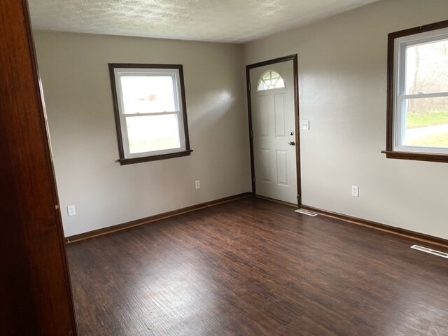 Living room - 13096 Beaver Creek Rd