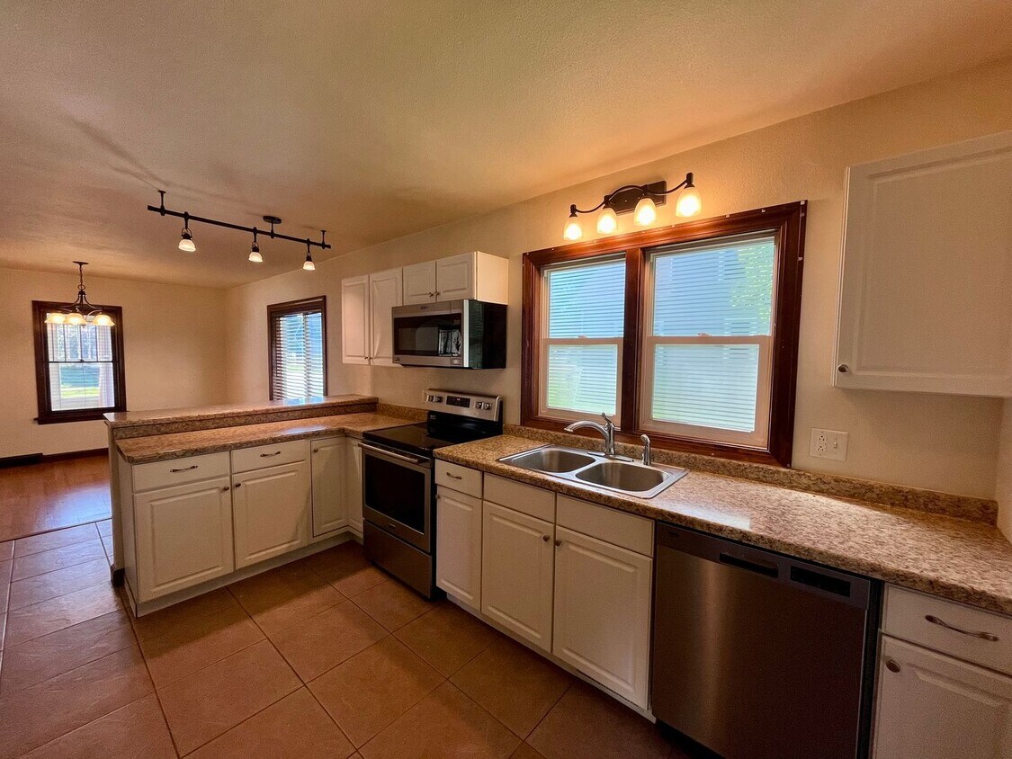 Primary Photo - Large 3 Bed 2 Bath Single Family Home in M...