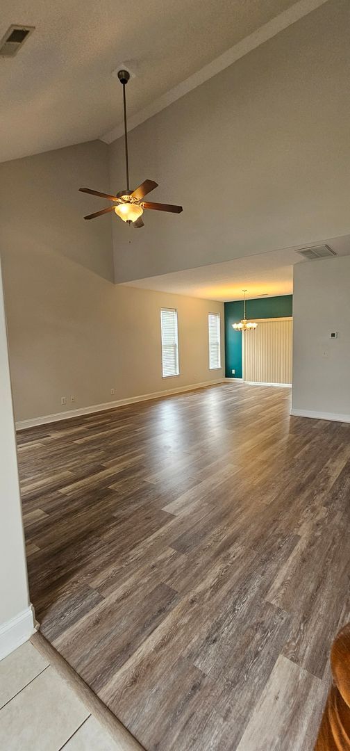 Building Photo - Rental in Desireable Hunters Ridge