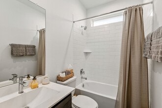 Building Photo - 560 Newcomb Holw Dr
