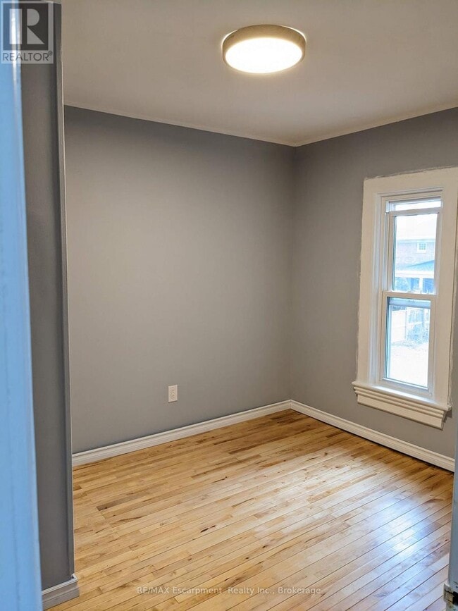 Building Photo - 158 James St