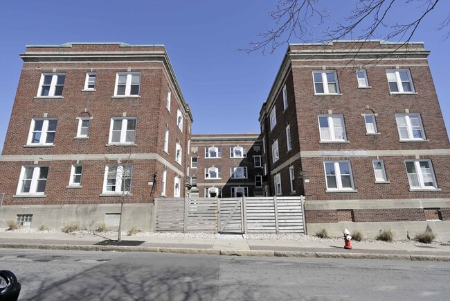 Building Photo - 191 Elm St