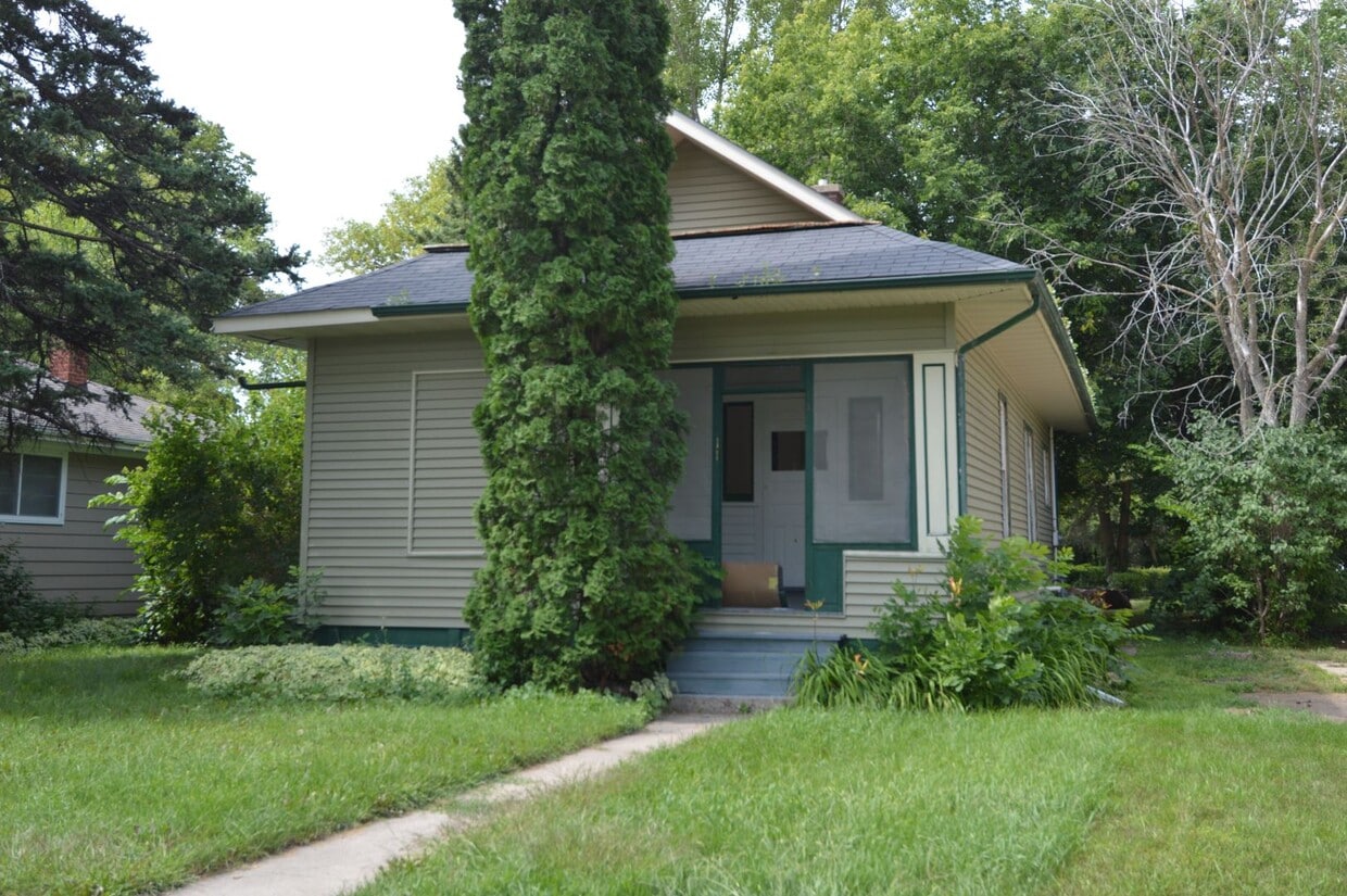 Foto principal - One of a Kind 2 bed 1 bath Single-Family Home