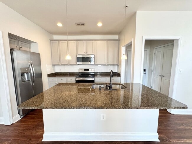 Beautiful 1-Bedroom Corner Unit - Just minutes from Uptown Charlotte! - Beautiful 1-Bedroom Corner Unit - Just minutes from Uptown Charlotte! House