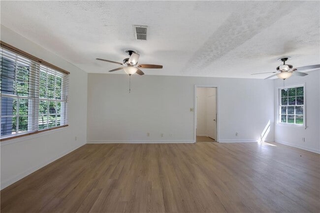 Building Photo - 2966 Deshong Dr SW