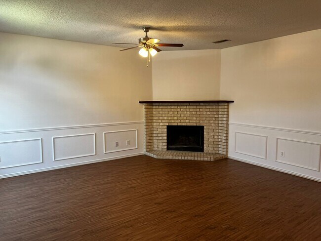 Building Photo - GREAT LOCATION!! 3/2/2 HOME FOR LEASE IN S...