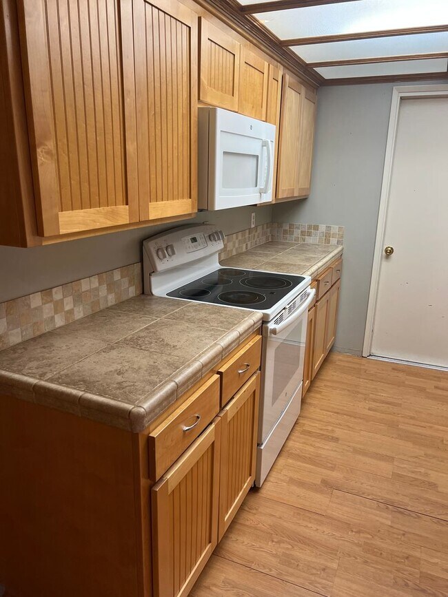 Foto del edificio - 3BED 2BATH - GARAGE, LAUNDRY & BEAUTIFUL YARD