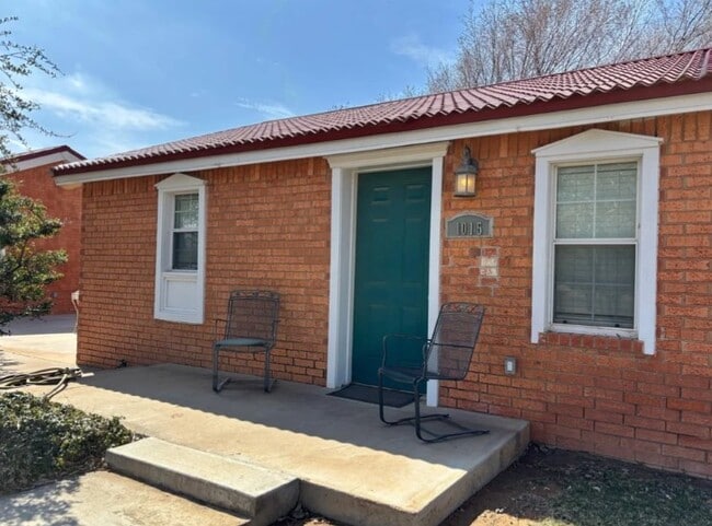 Building Photo - 1015 NE Mustang Dr