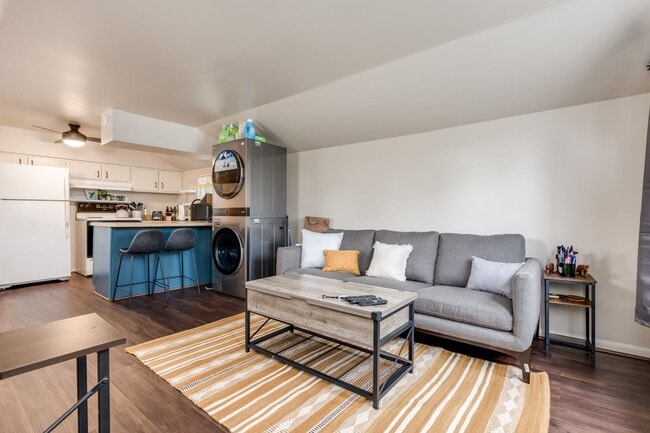 Building Photo - Pre-Leasing for the 26-27 School Year! - Well established neighborhood in prime location