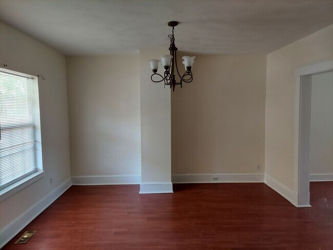 Foto del edificio - 3 BED / 1 BATH SINGLE FAMILY
