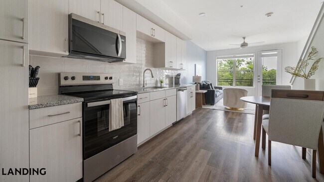 Foto del edificio - 6525 Ed Bluestein Blvd