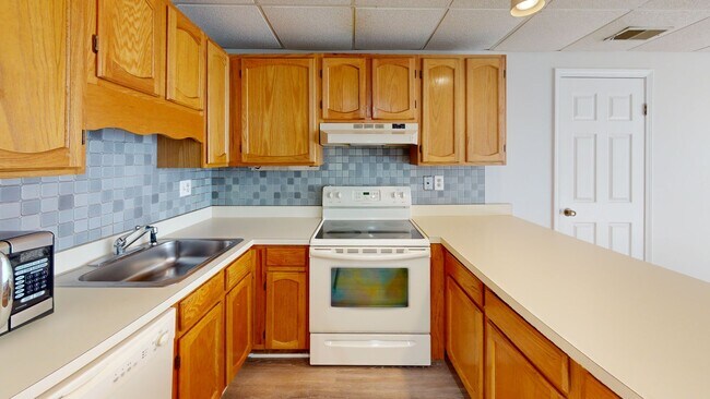 Foto del edificio - 1 Bedroom Condo with Laundry and Off-Street Parking