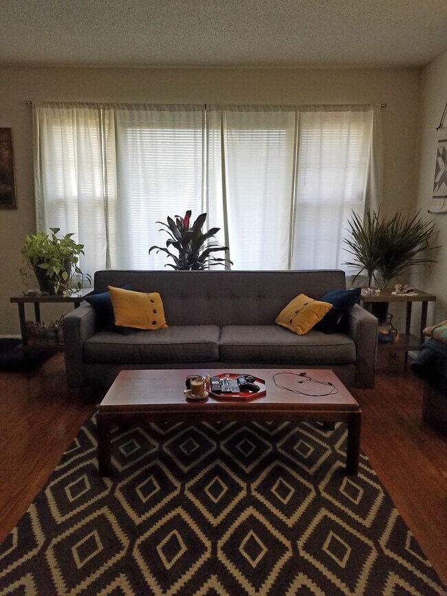 Foto del edificio - Three-Bedroom Corner Lot Home - Walking Distance to Park Circle