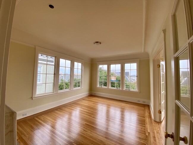 Foto del edificio - 1BR/1BA Penthouse Level Pacific Heights St...