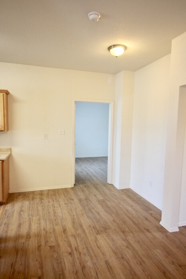 Building Photo - FOR LEASE! Nice 3 BR - 2 BA - 1,062 sf dup...