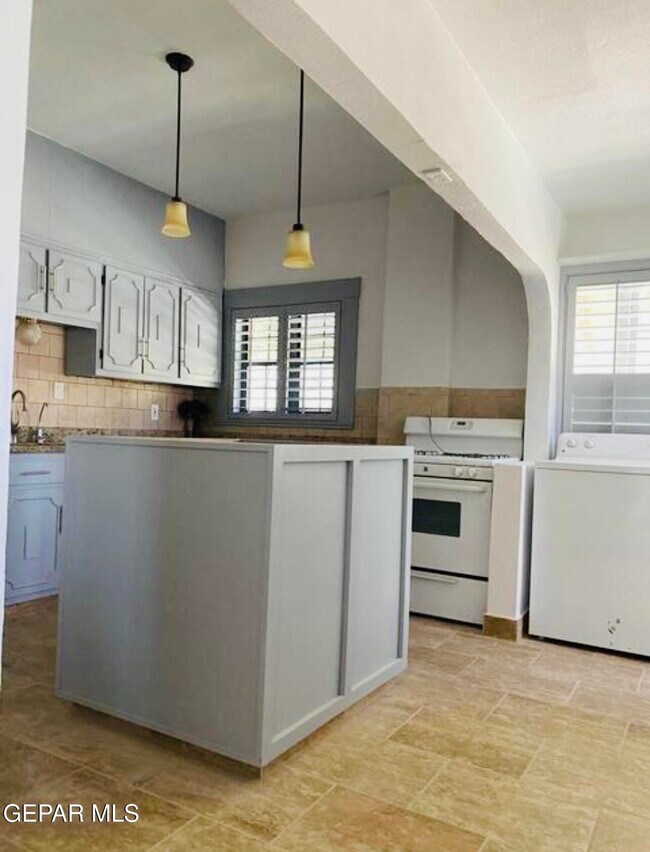 Building Photo - 4001 Trowbridge Dr