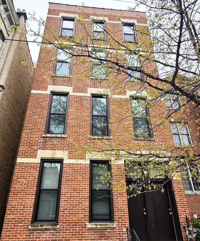 Building Photo - 1415 W Erie St
