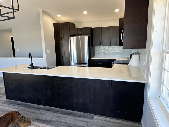 Quartz countertops, Stainless Steel Appliances - E1592 Raymond Dr