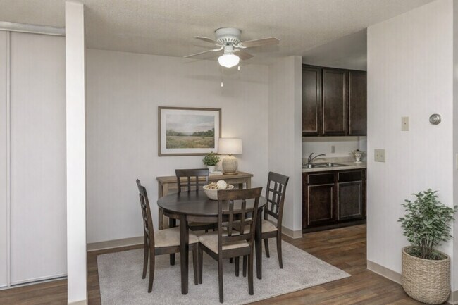 Foto del edificio - Hampden Square Apts and Townhomes