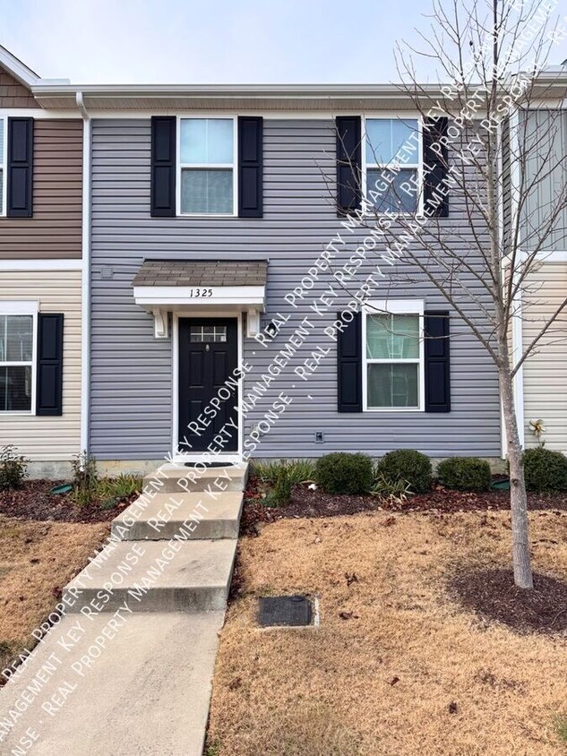 Foto principal - Lovely 3 bedroom 2.5 bath townhome close t...