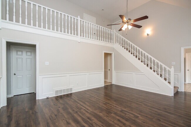Building Photo - 8159 Creekside Cir N