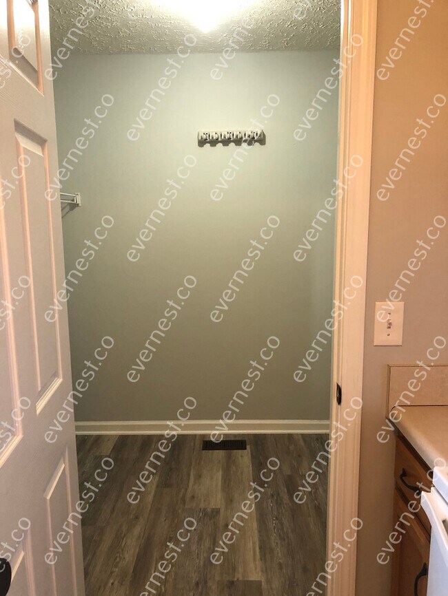 Building Photo - 3 bed / 2 bath home