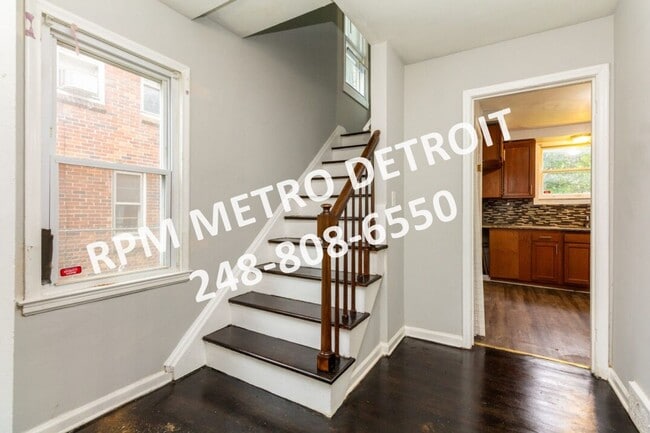 Building Photo - Traditonal 3-Bedroom Colonial Home in Detroit