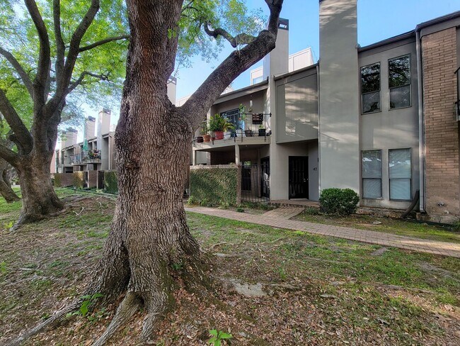 Foto del edificio - BEAUTIFUL UPDATED 2 BEDROOM 2 BATH CONDO. ...