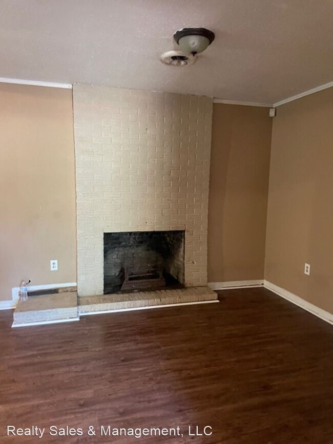 Building Photo - 3 br, 1 bath House - 5421 Queen Mary Lane