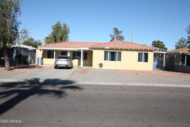 Building Photo - 2434 E Clarendon Ave