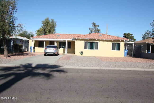 Foto del edificio - 2434 E Clarendon Ave