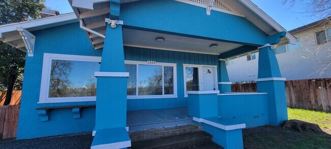 Foto del edificio - Enjoy The River Breeze On The Front Porch